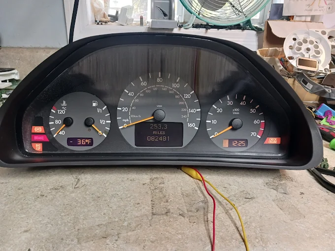 Mercedes-Benz W210 E320 — LCDs Restored